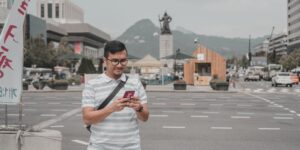 스마트폰으로 대중교통 정보를 확인하는 모습