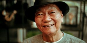 건강하게 미소 짓는 노년층의 모습