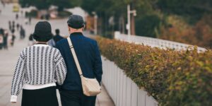 고궁을 산책하는 시니어 부부의 평화로운 모습