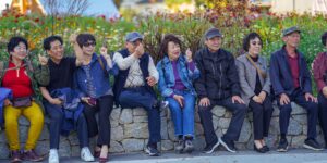 지역 커뮤니티 센터에서 즐겁게 대화하는 시니어들의 모습