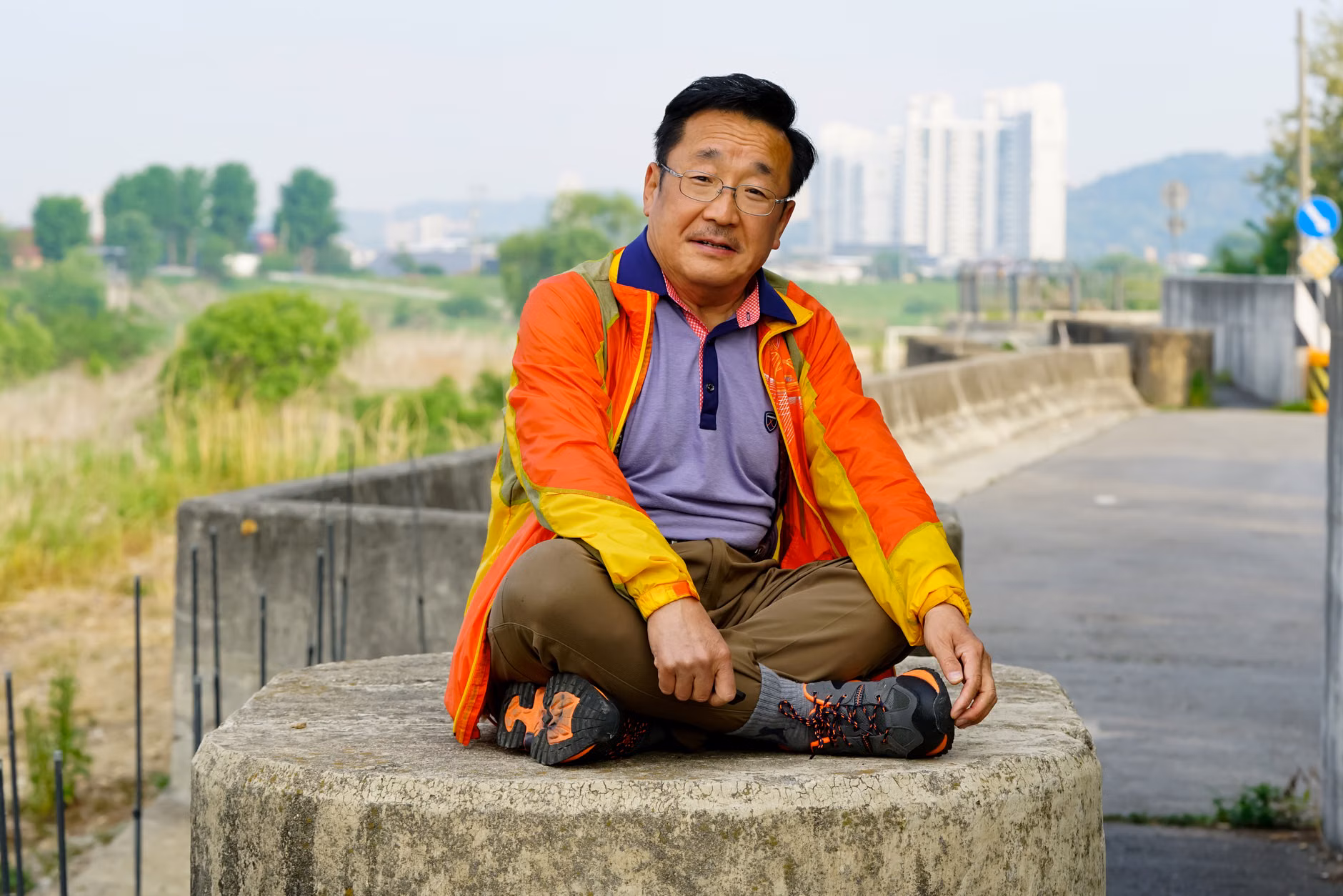 편안한 운동화를 신고 평탄한 산책로를 걷는 시니어