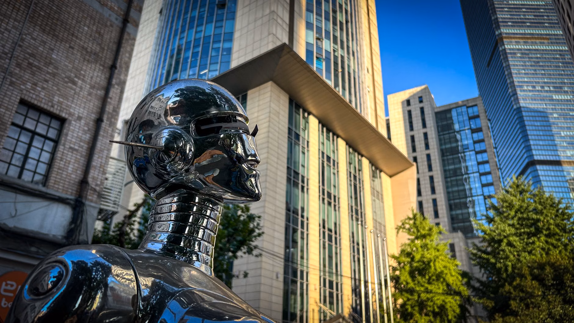 야외에서 이어폰을 끼고 AI 비서와 대화하며 산책하는 모습