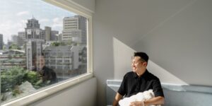 시원하고 쾌적하게 꾸며진 여름철 시니어 침실 전경