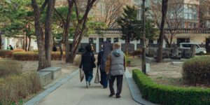 공원에서 즐겁게 걷고 있는 시니어의 모습