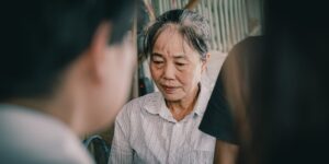 사회복지사가 시니어와 상담하는 따뜻한 모습