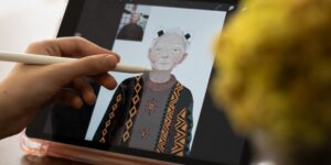 태블릿 PC로 그림을 그리는 시니어의 모습