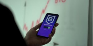 안전한 디지털 금융 환경을 상징하는 방패와 스마트폰 이미지