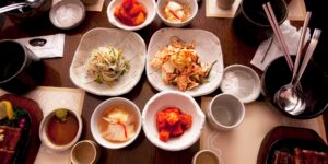 건강한 한식 식단이 차려진 식탁