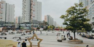 휠체어 이동이 편리한 완만한 경사로와 넓은 보행로가 있는 도심 공원 풍경