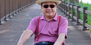 여름철 햇살 아래 놓인 선글라스와 시니어 눈 건강 보호 이미지