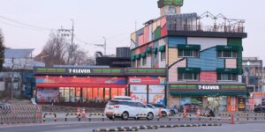 한국의 현대적이고 접근성이 좋은 고속도로 휴게소 전경