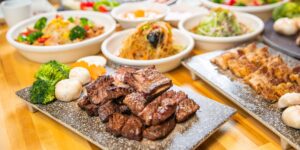 식탁 위에 차려진 건강한 한식 상차림