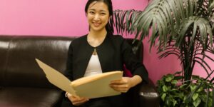 따뜻한 햇살 아래 서류를 들고 미소 짓는 어르신의 모습