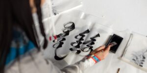 스마트폰으로 디지털 캘리그라피를 즐기고 있는 모습