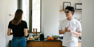 햇살이 들어오는 깔끔하고 정돈된 주방의 모습