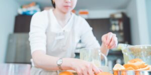 여름철 건강을 위해 신선한 과일을 준비하는 모습