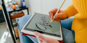 스마트폰으로 디지털 캘리그라피를 즐기는 모습