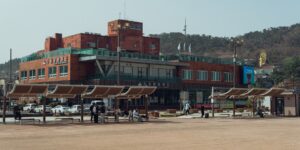 한국의 깔끔하고 휠체어 접근이 쉬운 고속도로 휴게소 전경