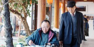 친절한 서비스 기사와 상담하는 시니어 모습