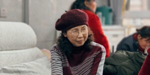 따뜻한 온열 찜질기로 휴식을 취하는 시니어의 모습