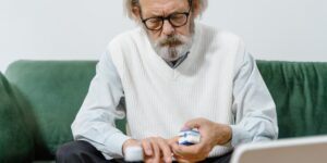 스마트 응급 장비를 사용하는 시니어의 모습