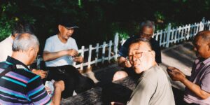 대중교통 카드를 들고 있는 시니어의 모습