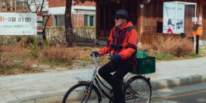 스마트 기기를 활용해 안전을 확인하는 시니어의 모습