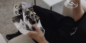노년의 손이 빛바랜 흑백 사진을 들고 있는 모습