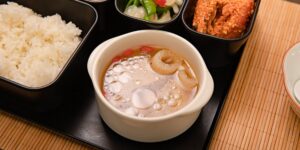 정갈하게 차려진 건강한 한식 식단 이미지