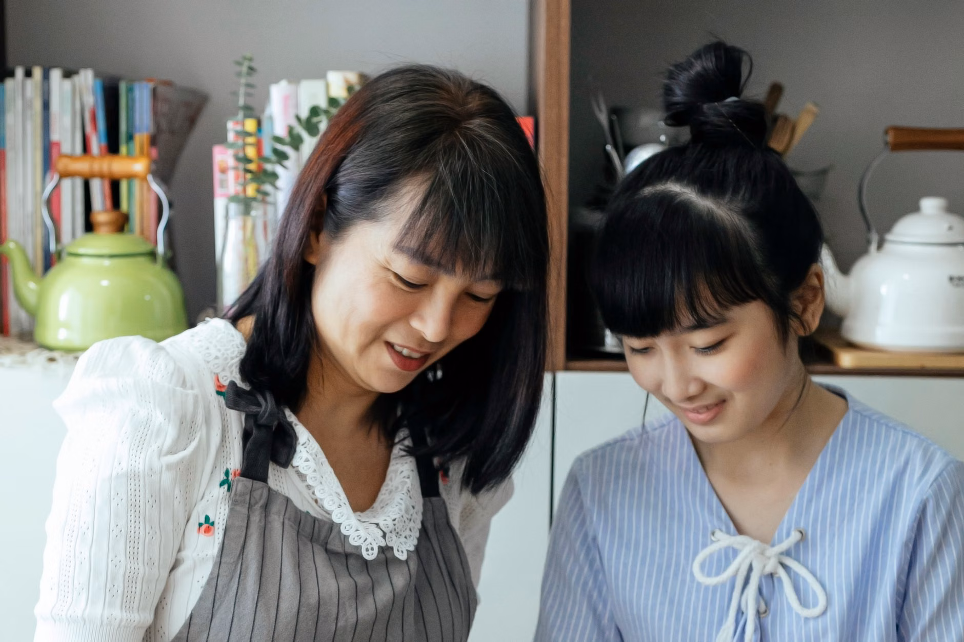 생활지원사가 어르신의 가사 활동을 돕는 모습