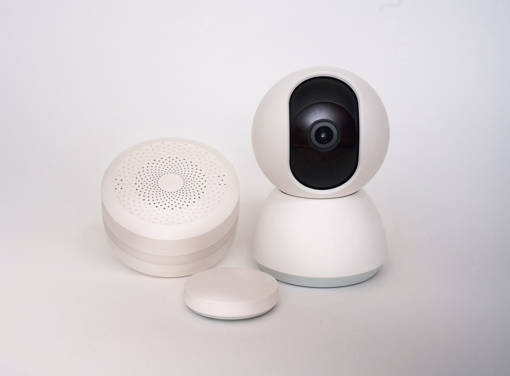벽면에 설치된 깔끔한 디자인의 응급안전안심서비스 IoT 센서