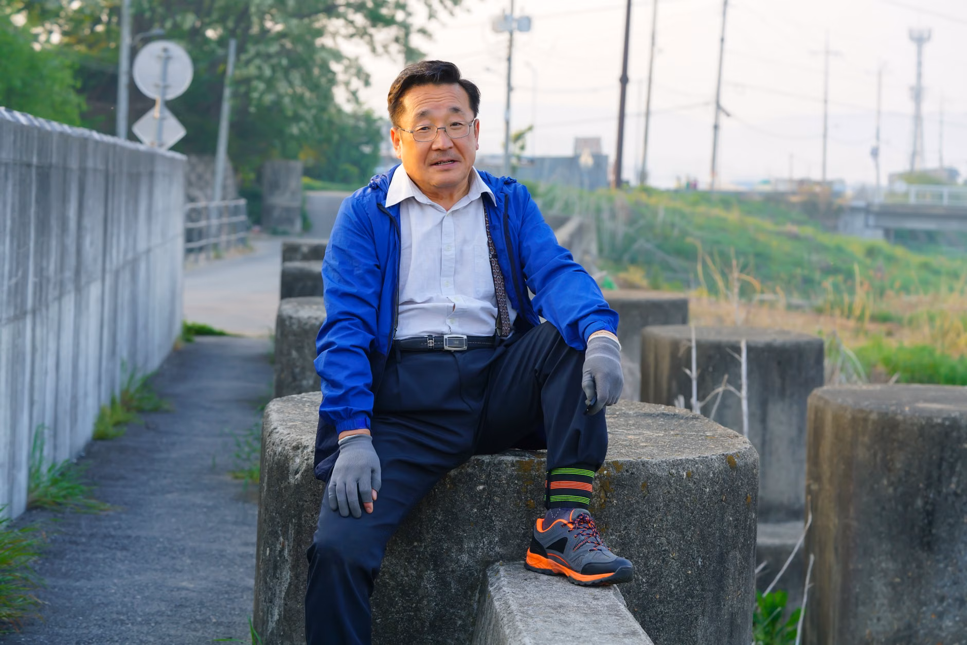 시니어가 직접 등산화 밑창을 점검하는 모습