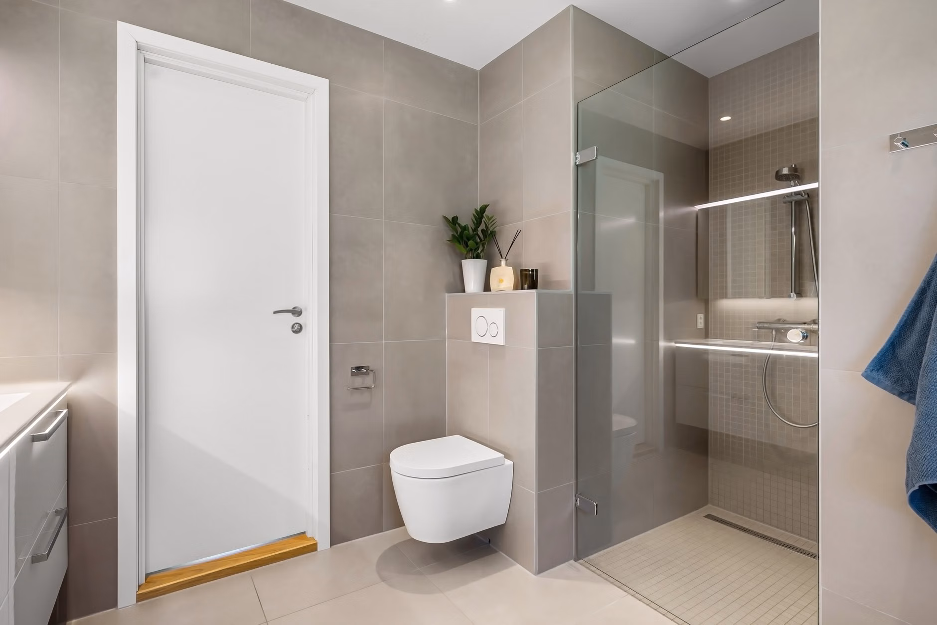 샤워 공간과 변기 옆에 효율적으로 배치된 욕실 안전바
