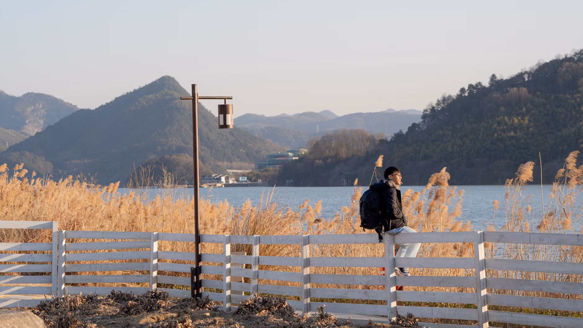 산정호수 둘레길 벤치에 앉아 호수를 바라보며 휴식을 취하는 시니어의 모습