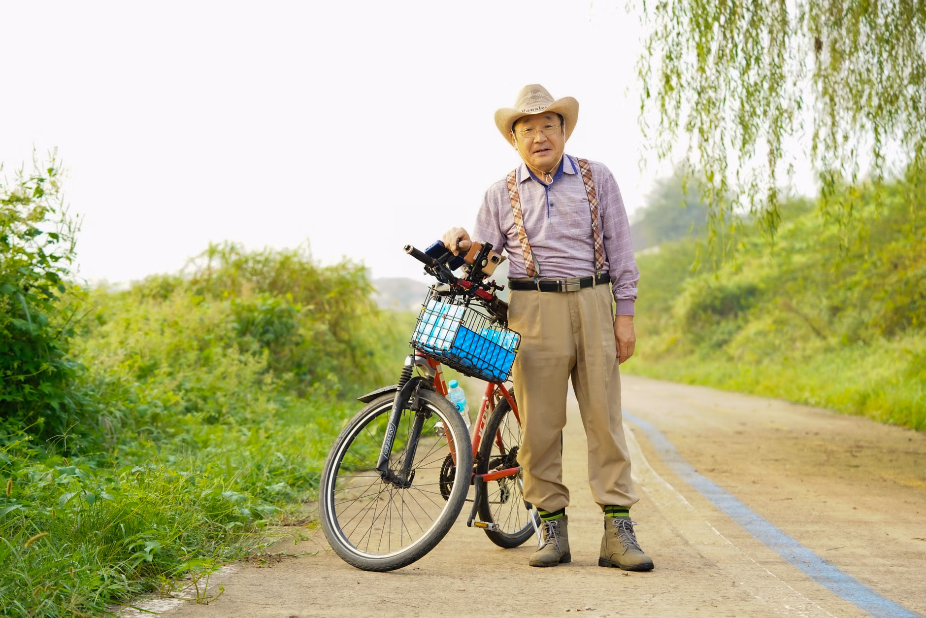 건강한 일상을 즐기는 시니어의 모습