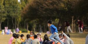 밝고 따뜻한 분위기의 치매 예방 교육 센터에서 인지 활동을 하는 시니어들