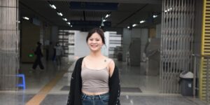 지하철역 입구에서 무임교통카드를 들고 미소 짓는 어르신