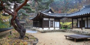 가을 정취가 느껴지는 당진 아미미술관의 정원과 고풍스러운 건물 전경