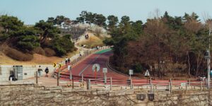 수원 화성행궁의 정문과 잘 정비된 무장애 경사로 전경