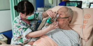 보건소 방문 건강관리 서비스를 상담받는 활기찬 시니어와 간호사