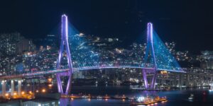 푸른 바다를 배경으로 펼쳐진 부산 블루라인파크의 평탄한 데크 산책로 풍경