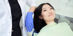 치과 진료를 상담받는 밝은 표정의 시니어 모습