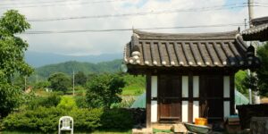 푸른 산을 배경으로 자리 잡은 하동 최참판댁 전통 가옥 마을의 전경