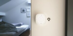 가정 내 설치된 응급안전안심서비스 IoT 센서와 따뜻한 거실 환경
