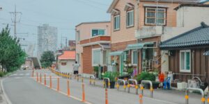 깔끔하게 보수된 농어촌 주택과 안전 경사로