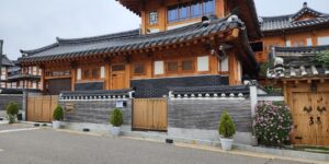 경남 하동 최참판댁의 평화로운 한옥 마을 전경