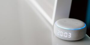 깔끔한 거실 벽면에 설치된 IoT 응급안전안심서비스 센서