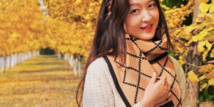 가을 공원에서 경량 넥워머를 착용하고 산책하는 시니어의 모습