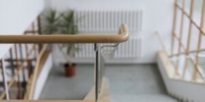 현관에 설치된 안전 손잡이와 밝은 실내 인테리어