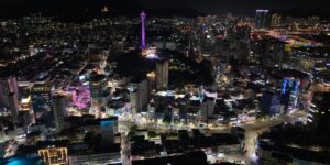 노을이 지는 부산 다대포 해수욕장의 평탄한 데크 산책로 전경